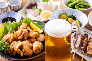 日本の居酒屋の生ビールと料理 © BRAD