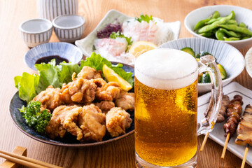 日本の居酒屋の生ビールと料理 © BRAD