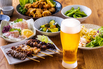 日本の居酒屋の生ビールと料理　