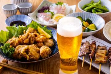 日本の居酒屋の生ビールと料理　 © BRAD