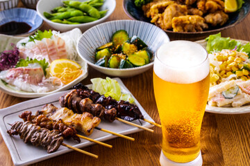 日本の居酒屋の生ビールと料理　 © BRAD