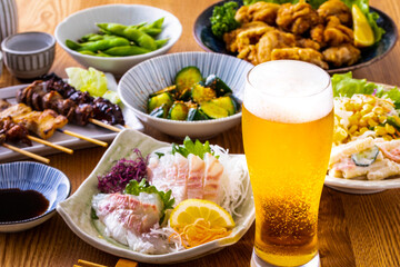 日本の居酒屋の生ビールと料理 © BRAD