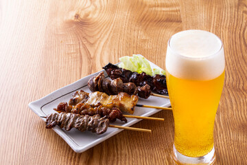 日本の居酒屋の生ビールと焼鳥