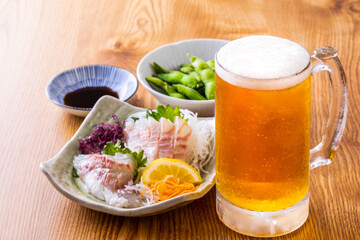 日本の居酒屋の生ビールと刺身