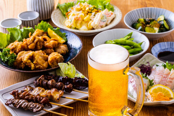 日本の居酒屋の生ビールと料理 © BRAD