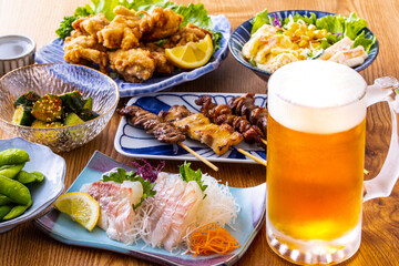 日本の居酒屋の生ビールと料理 © BRAD