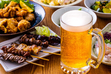 日本の居酒屋の生ビールと料理 © BRAD