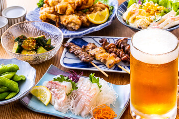 日本の居酒屋の生ビールと料理 © BRAD