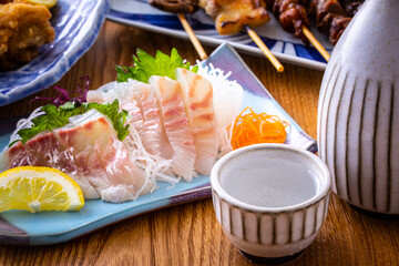 日本の居酒屋の日本酒と料理