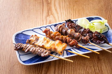 居酒屋の焼鳥の盛合せ
