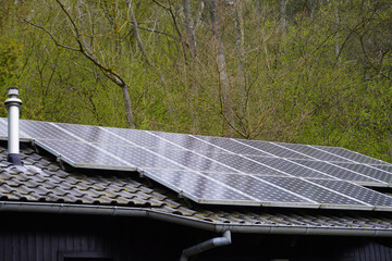 Dach mit einer Photovoltaikanlage zur Stromerzeugung