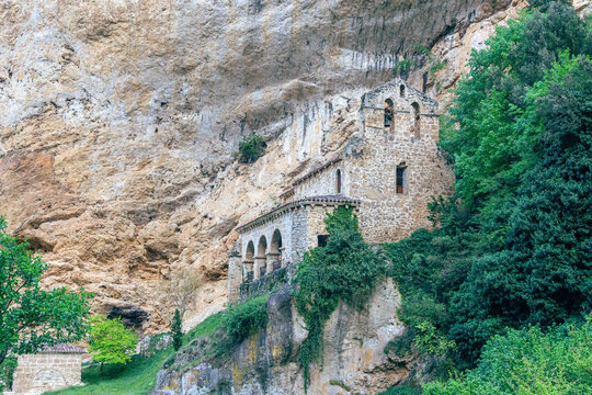 Ermita de Tobera junto a la roca