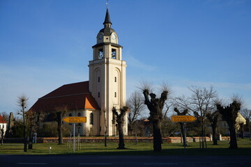 Blick zur Kirche in Altdoebern