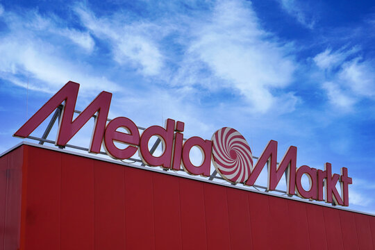 Media Markt Logo über einem Laden vor blauem Himmel