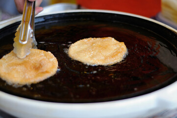 Frying Rice Cakes on an Electric Frying Pan