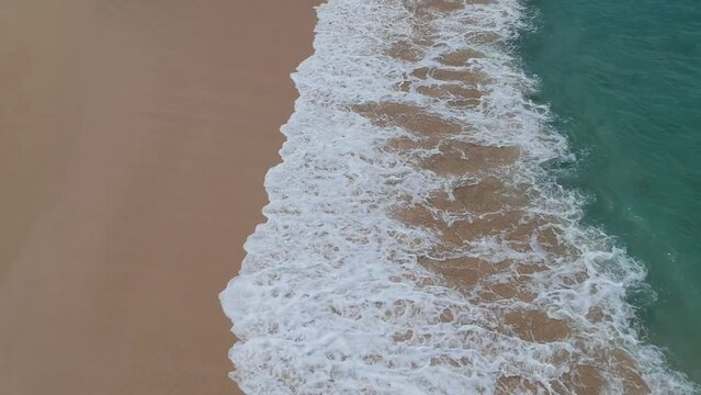 Increible RAW video drom a drone of a wave braking in the white sand in Oahu Hawaii