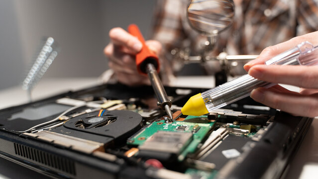 the master solders the chip, the concept of electronics repair