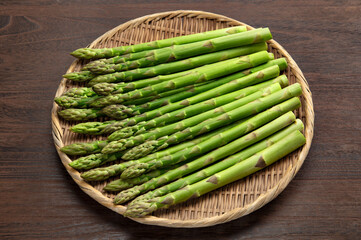 生のグリーンアスパラガス