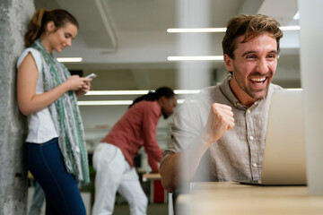 Obraz premium Group of happy startup business people having fun and chatting at workplace office