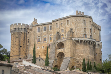 Obraz premium Suze-la-Rousse - France - 04232023 : vue du Château de Suze-la-Rousse dans la Drôme