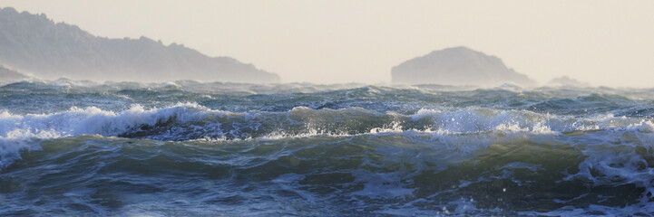 Mer démontée et vent violet