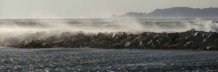 Mer démontée et vent violet