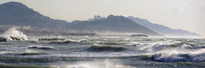 Mer démontée et vent violet