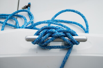 Noeud marin bleu, sur un bateau blanc