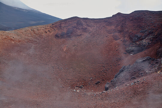 Vulkanlandschaft auf dem sizilianischen &Auml;tna. Rotes Gestein mit Rauchwolken und Kraterlandschaften. 