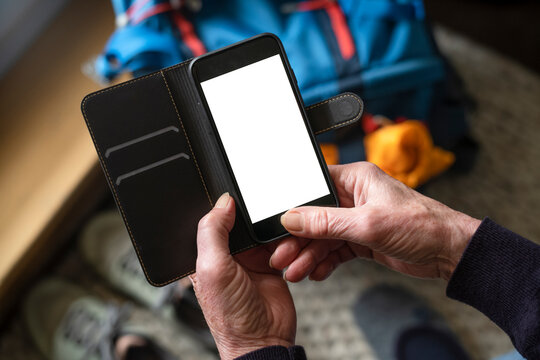 Frau Senior Hände Smartphone Display Reise Rucksack