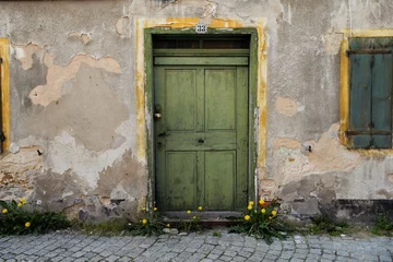Fotobehang Oude deur Green door in the old city