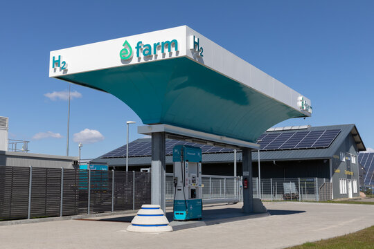 Tankstelle für Wasserstoff des Projekts eFarm in Niebüll, Schleswig-Holstein, Deutschland am 19. April 2023. Erste Tankstelle in Deutschland für grünen Wasserstof aus Wind- und Sonnenenergie.