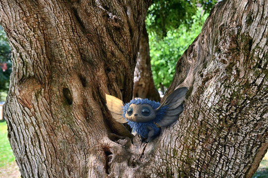 duende imaginario en un arbol