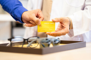 pays with credit card the new glasses. Payment method