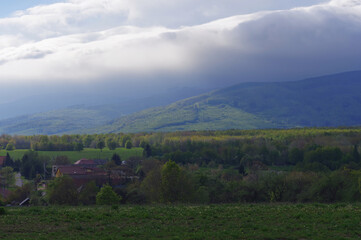Krajobraz pięknych, zielonych gór wiosną. Świeża zieleń i niskie chmury nad górami Vihorlat w Wschodniej Słowacji. - obrazy, fototapety, plakaty