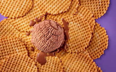 Schokoladeneiskugel auf Waffeln und Violettem Fond
