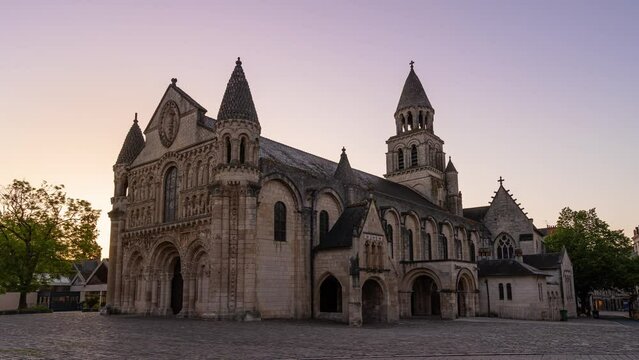 Notre Dame la Grande sunrise time lapse, Poitiers