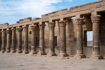Fototapeta premium Ancient Egyptian temple in the middle of the desert