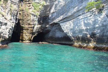 西伊豆の浸食された美しい海岸線とエメラルドグリーンの海