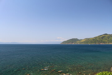 伊豆半島の複雑な海岸線と富士山