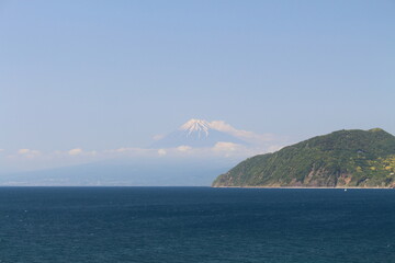 伊豆半島の海岸線と富士山 静岡県西伊豆町