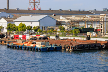 Fototapeta na wymiar 工場地帯の運河に係留された台船