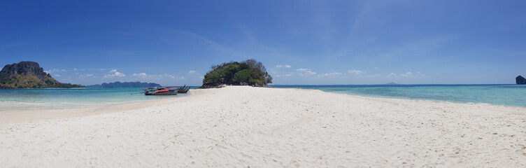 Fototapeta na wymiar Paradisaical Views of Thale waek Island, Koh Phi Phi Island from the beach.