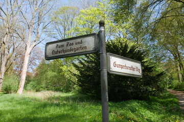 Historische Wegweiser im Park Theresienstein in Hof an der Saale