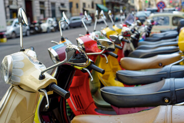 Alignement de scooters dans une rue de Rome - obrazy, fototapety, plakaty