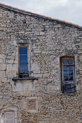 Fototapeta na wymiar Vieille maison en pierre occitane à Marguerittes - Gard - France