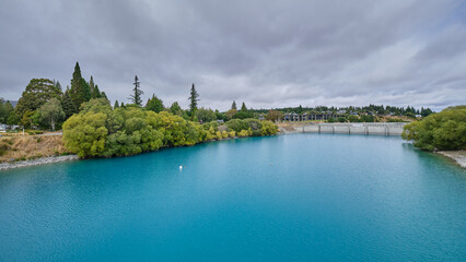 Obraz premium Lake Tekapo Dam and its turquoise water.