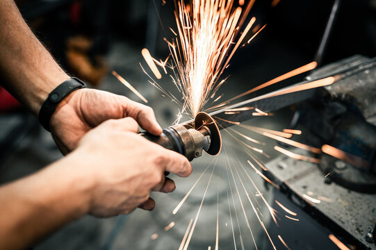 D&eacute;coupe d'une barre de m&eacute;tal &agrave; la meuleuse en industrie