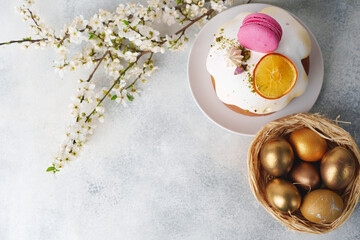 Obraz na płótnie Canvas Easter cake and golden eggs on table