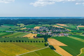 Fototapeta na wymiar Typisch landwirtschaftliche Landschaft in der Region Donau-Iller bei Ziemetshausen